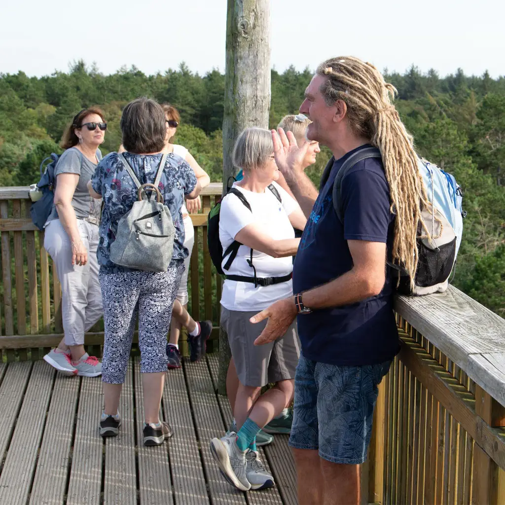 Gruppe bei einem geführten Naturspaziergang auf einem Holzsteg in St. Peter-Ording