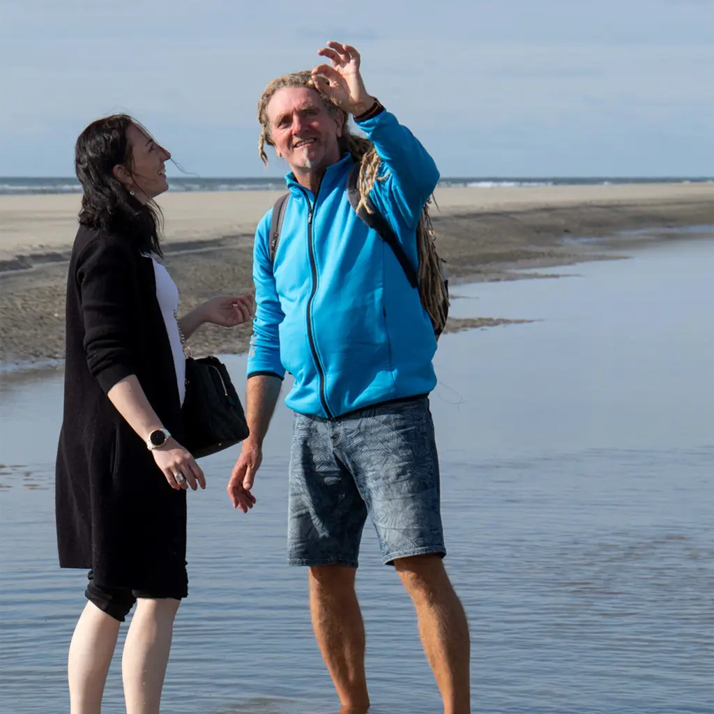Erklärung eines Bernsteinfundes bei einer geführten Bernsteinsuche in St. Peter-Ording